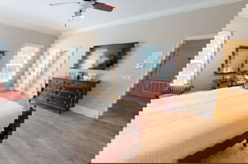 Foto 4 - Casa By The C 7 Bedroom Home by RedAwning