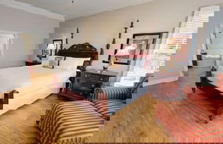 Foto 3 - Casa By The C 7 Bedroom Home by RedAwning