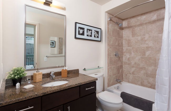 Pet Friendly 2 Bedroom And Apartment Near Rittenhouse Apts by RedAwning - Foto 13