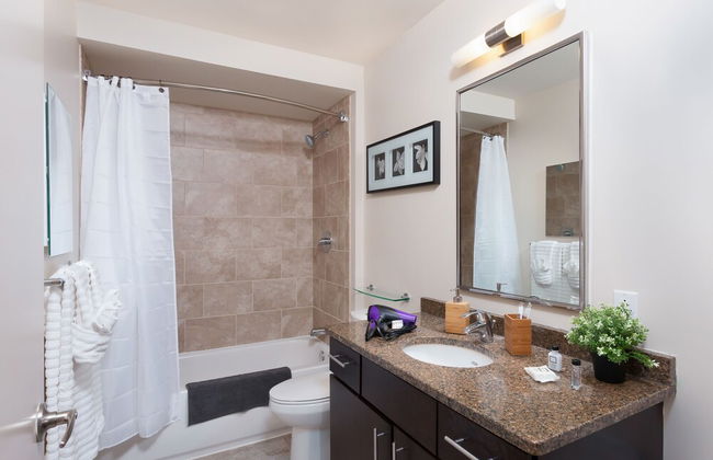 Pet Friendly 2 Bedroom And Apartment Near Rittenhouse Apts by RedAwning - Foto 14
