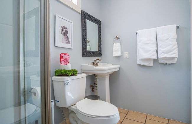 Stunning 3BR 2BA Haven in Downtown s Heart - Photo 18
