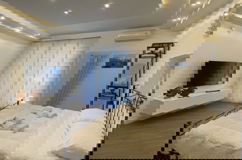 Photo 2 - FraMe Room