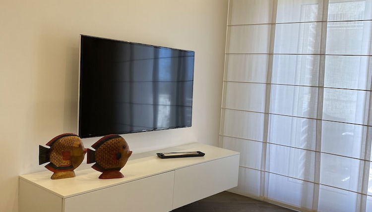Photo 1 - FraMe Room