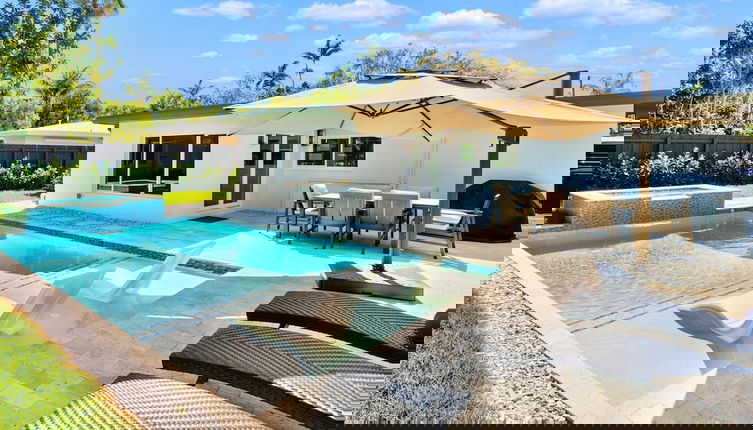 Foto 1 - Stunning Poolside Luxury Retreat