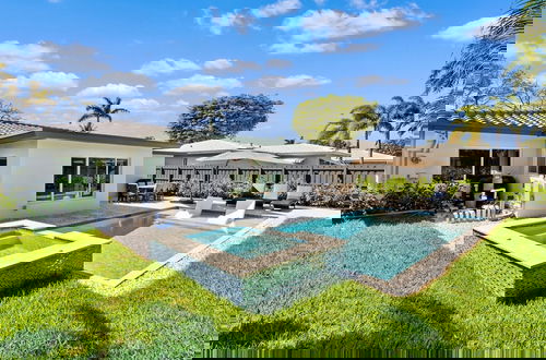 Photo 34 - Stunning Poolside Luxury Retreat