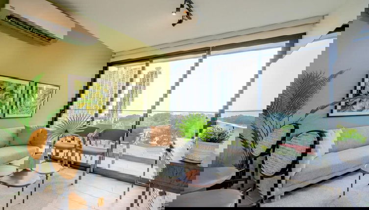 Foto 1 - Luxurious 1BR Apartment With Stunning Balcony View