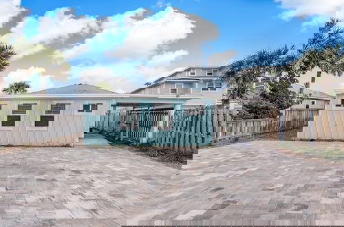 Foto 34 - Oceanfront Beach House with Spacious Backyard by RedAwning