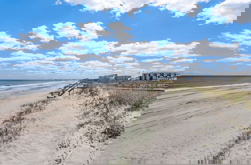 Foto 45 - Oceanfront Beach House with Spacious Backyard by RedAwning
