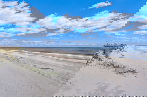 Foto 44 - Oceanfront Beach House with Spacious Backyard by RedAwning