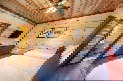 Foto 5 - Splash Of Gatlinburg 6 Bedroom Cabin by RedAwning
