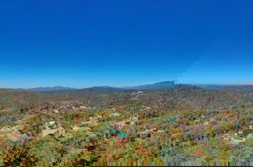 Foto 45 - Splash Of Gatlinburg 6 Bedroom Cabin by RedAwning