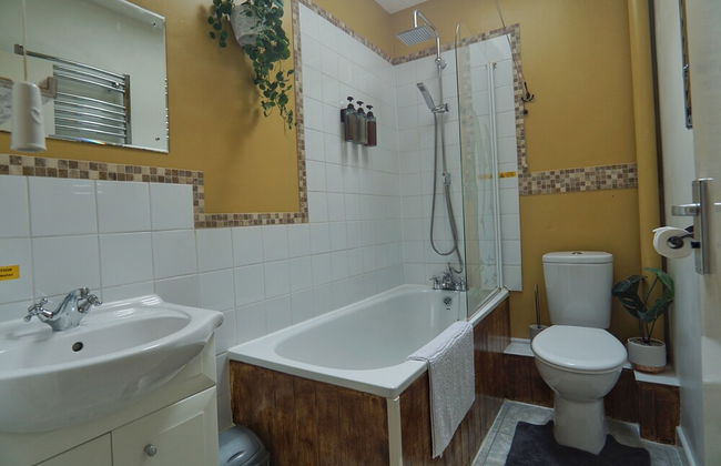 3-bed Cottage - Sleeps 5, Riverside, Hot Tub, Pets - Foto 9