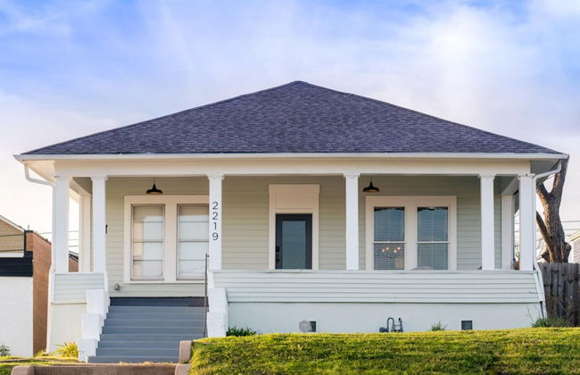 Restored 1930s Uptown Bungalow 2 min to Magnolia Silos - Foto 1