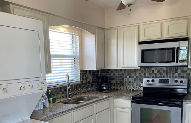 763 North Shore Downstairs 3 Bedroom Apts by RedAwning - Foto 5