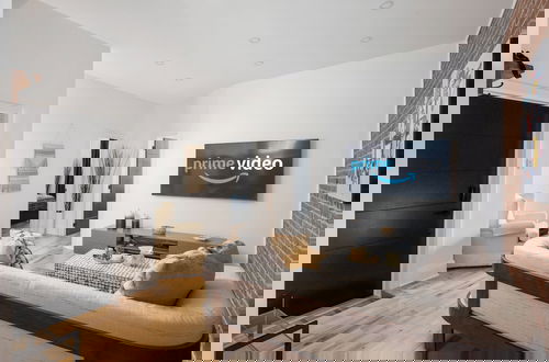 Foto 19 - Downtown Luxe - Parking, Metro, King Bed, Sleeps 6