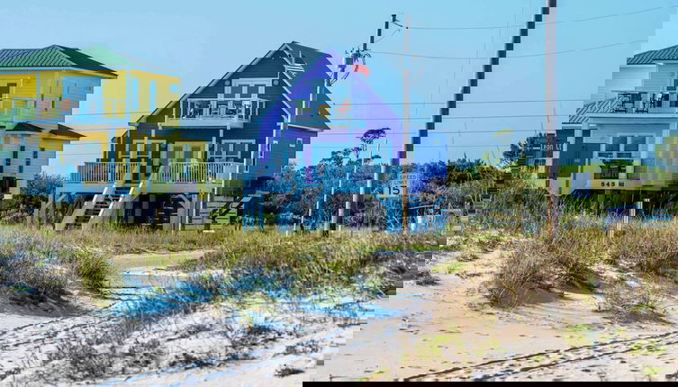 Foto 1 - A Wave From it All - 3BR Beachside Coastal Retreat