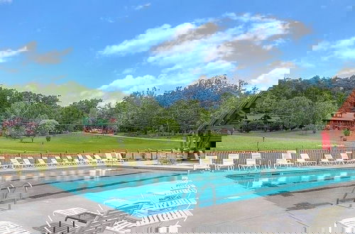 Foto 21 - Graceful Awestruck Perfect Mountain Views with Pool Access by RedAwning
