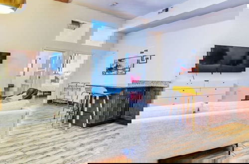 Foto 9 - Sosuite 2BR Apt w W/d, Gym, On-site Restaurant