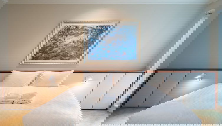 Foto 1 - Elegant 4B 2B Unit in Melbourne CBD w/ Parking!