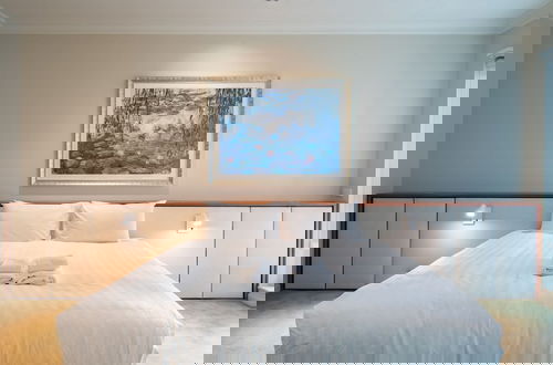 Foto 1 - Elegant 4B 2B Unit in Melbourne CBD w/ Parking!