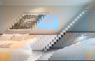 Foto 1 - Elegant 4B 2B Unit in Melbourne CBD w/ Parking!