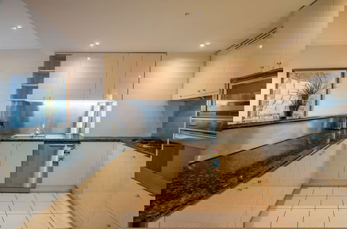 Foto 10 - Elegant 4B 2B Unit in Melbourne CBD w/ Parking!