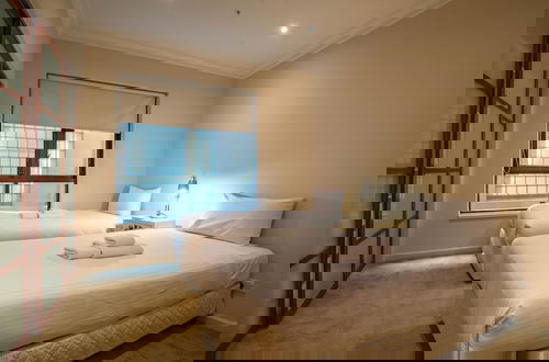 Foto 5 - Elegant 4B 2B Unit in Melbourne CBD w/ Parking!
