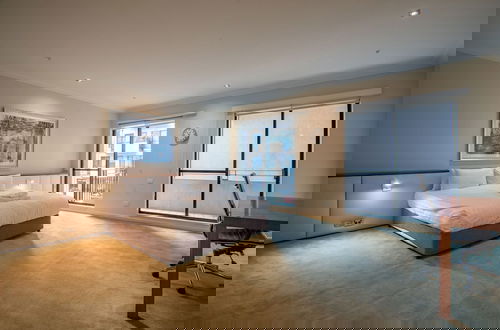 Foto 9 - Elegant 4B 2B Unit in Melbourne CBD w/ Parking!