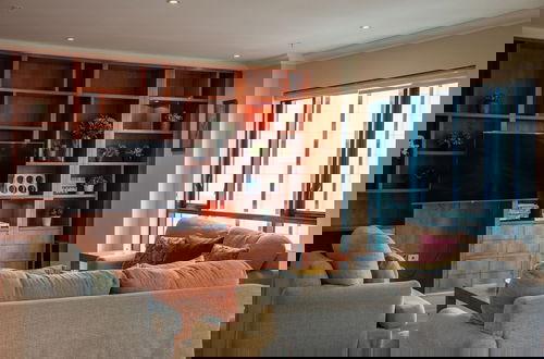 Foto 12 - Elegant 4B 2B Unit in Melbourne CBD w/ Parking!