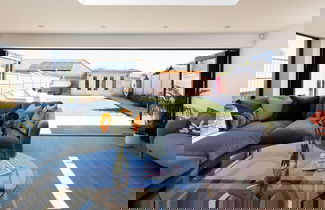 Foto 3 - Luxury Designer Coastal Home for 10 With hot tub