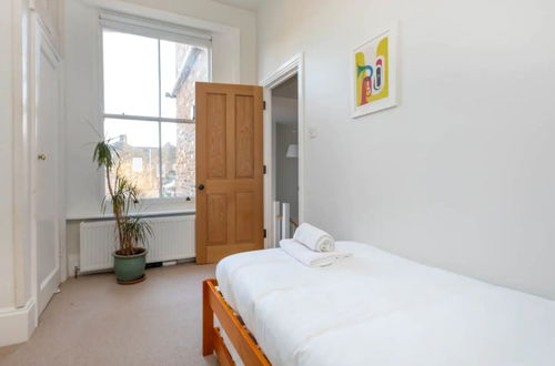 Photo 4 - Spacious and Bright 2 Bedroom Flat in Kentish Town