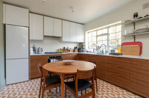 Photo 13 - Spacious and Bright 2 Bedroom Flat in Kentish Town