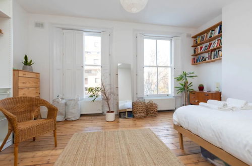 Photo 6 - Spacious and Bright 2 Bedroom Flat in Kentish Town