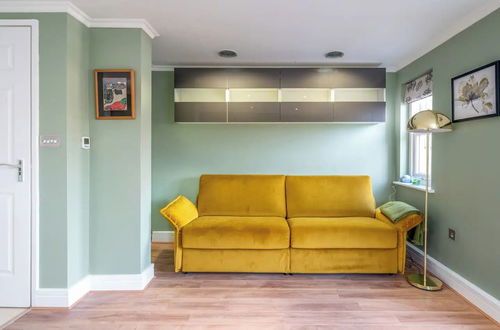 Photo 8 - Designer 1 Bed Flat Barons Court Sleeps 4, Balcony