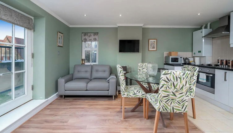 Photo 1 - Designer 1 Bed Flat Barons Court Sleeps 4, Balcony