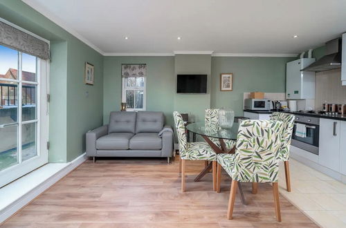 Photo 1 - Designer 1 Bed Flat Barons Court Sleeps 4, Balcony