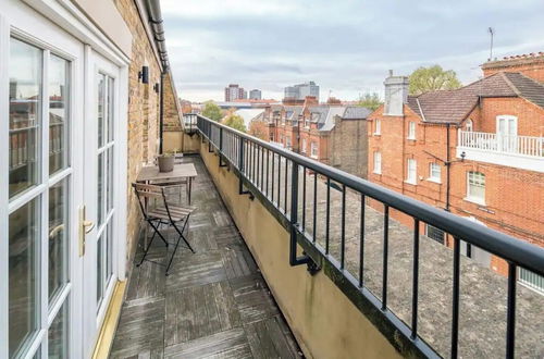 Photo 11 - Designer 1 Bed Flat Barons Court Sleeps 4, Balcony