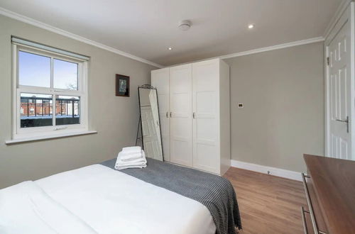 Photo 4 - Designer 1 Bed Flat Barons Court Sleeps 4, Balcony