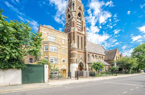 Foto 15 - Designer 1 Bed Flat Barons Court Sleeps 4, Balcony