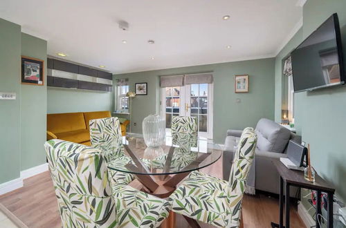 Photo 9 - Designer 1 Bed Flat Barons Court Sleeps 4, Balcony