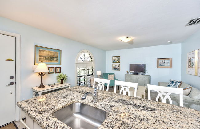Le Monaco - Romantic 1 BR Condo Steps from 5th Ave S. Chic Coastal Retreat with King Bed and Beach Access. Perfect Location for Couples Near Dining, Shopping, and Naples Beach - Foto 19