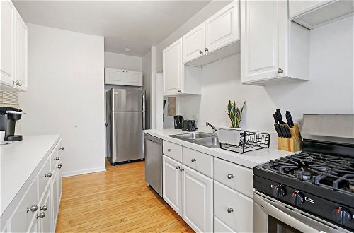 Photo 7 - Simple and Roomy 1BR Apt in Evanston