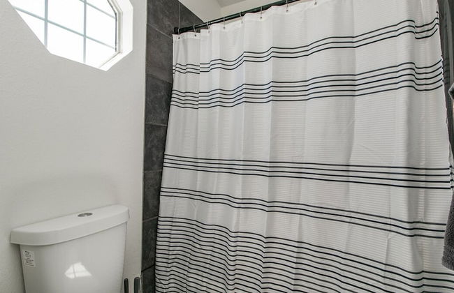 Upgraded 4-bdrm Beautiful Home W/pool! - Foto 8