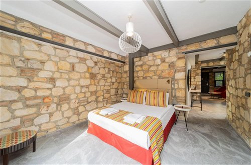 Foto 2 - Amazing Hotel Room Near Hadrian s Gate