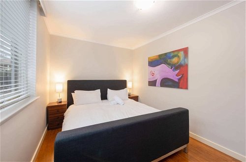 Photo 2 - Light 2 Bedroom Apartment in Elwood With Balcony