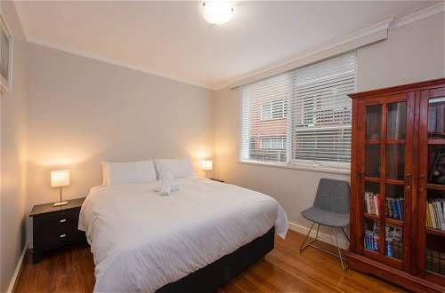 Photo 4 - Light 2 Bedroom Apartment in Elwood With Balcony