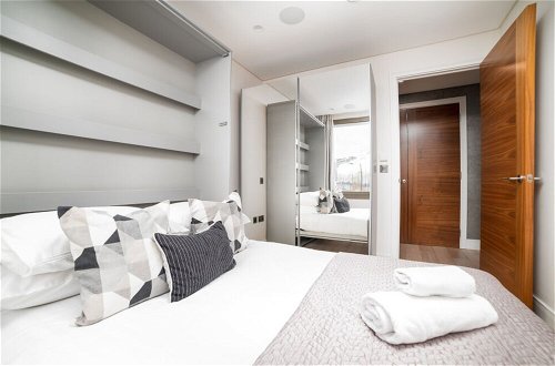 Photo 5 - Stunning Modern Apartment Close to Hyde Park by Underthedoormat