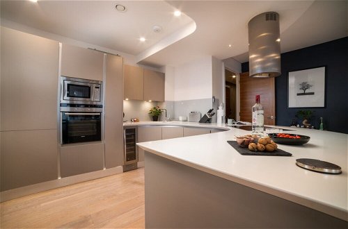 Photo 9 - Stunning Modern Apartment Close to Hyde Park by Underthedoormat