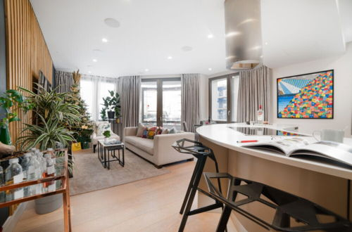 Photo 6 - Stunning Modern Apartment Close to Hyde Park by Underthedoormat