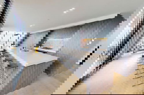 Photo 14 - Luxury Penthouse with Bay and City Views
